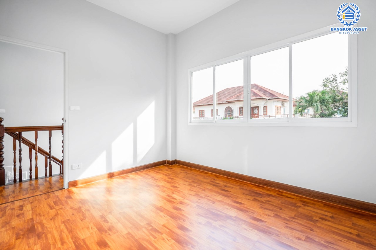 บ้านมือสองตกแต่งใหม่ ม.รติรมย์ 2 ราชพฤกษ์-กาญจนาภิเษก ซ.สวนผัก32 บ้านดีไซน์สวยพร้อมอยู่ เนื้อที่ 59.4 ตร.ว. ฟังก์ชัน 3 ห้องนอน 2 ห้องน้ำ 2 ที่จอดรถ บนทำเลศักยภาพ เชื่อมต่อหลายเส้นทางหลัก ใกล้ทางด่วน "ศรีรัช" และแหล่ง Community Mall ชั้นนำมากมาย